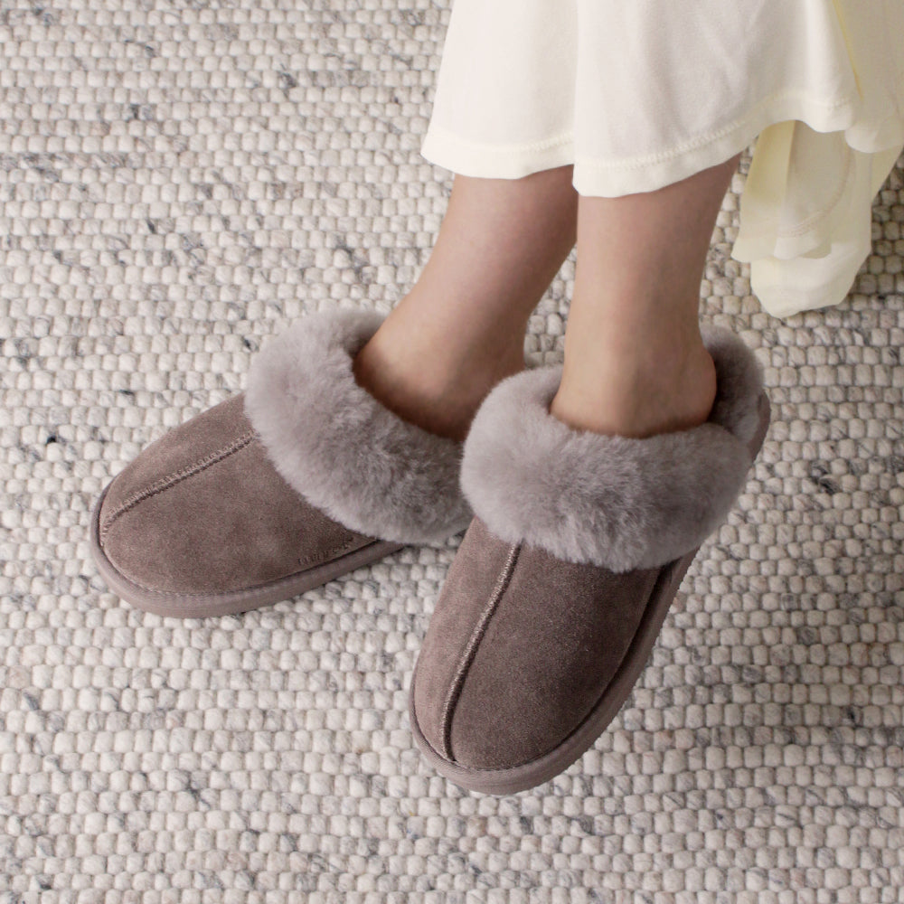 Minfot Fårskinnstofflor Slip-on Duved med sula Stone
