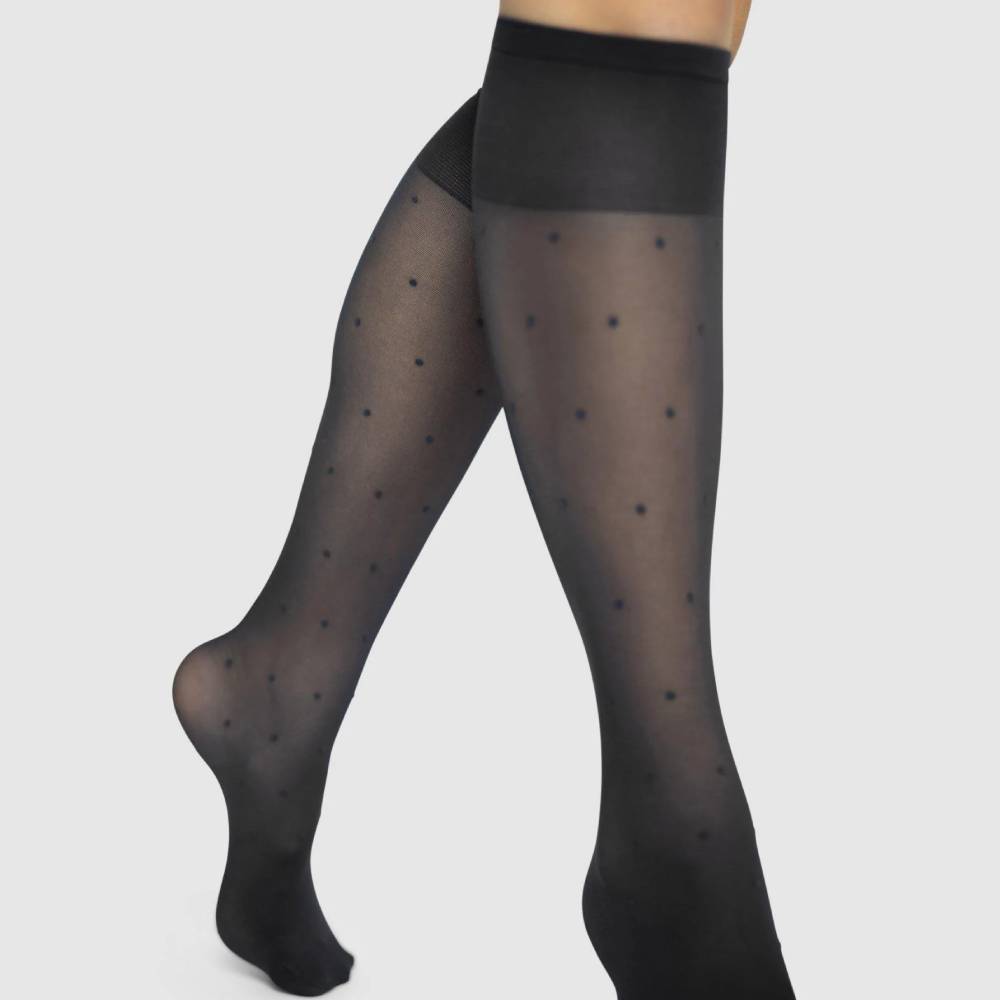 Produktbild 2 - Swedish Stockings Nylonstrumpor Knä Doris Dots Prickig 40 DEN Svart