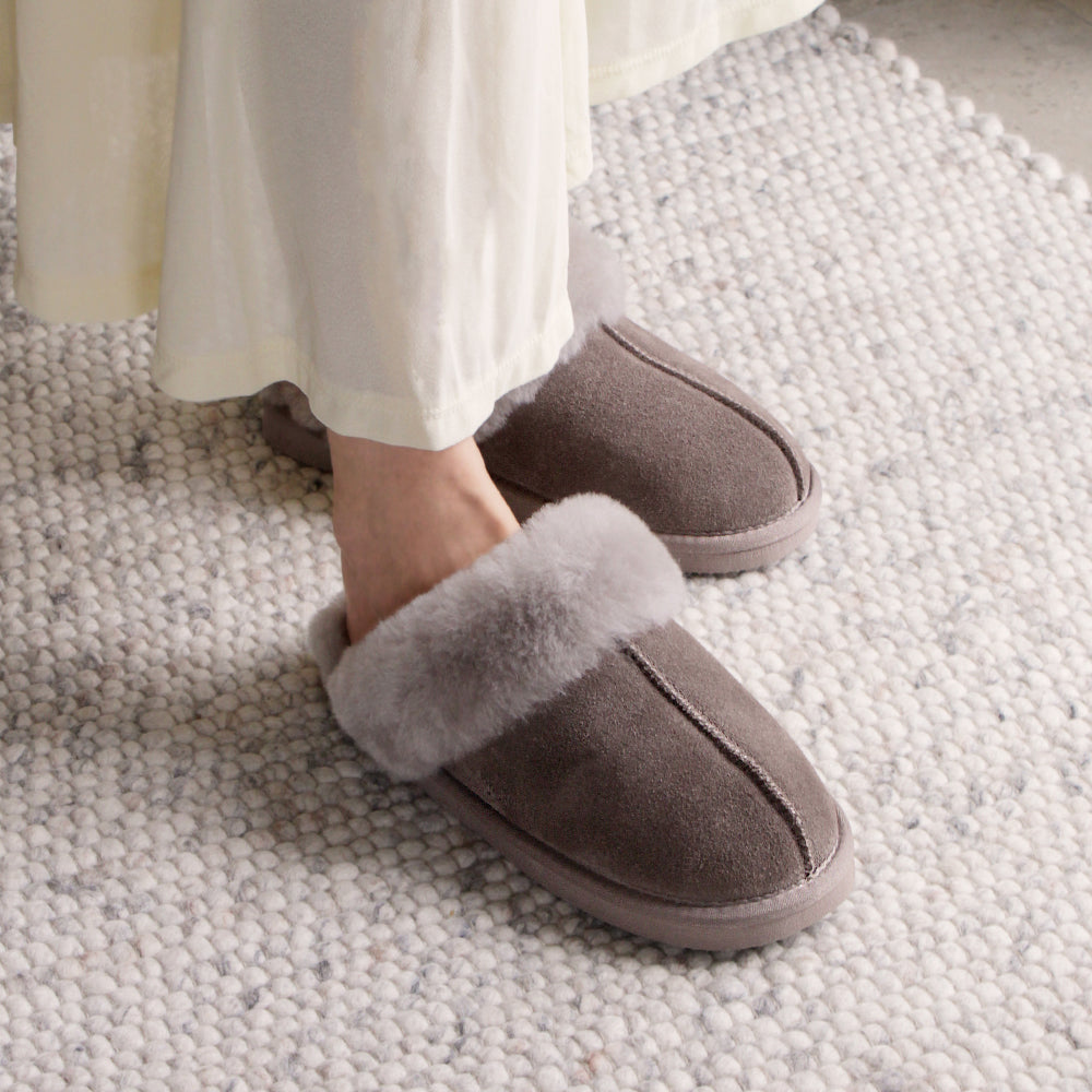 Minfot Fårskinnstofflor Slip-on Duved med sula Stone