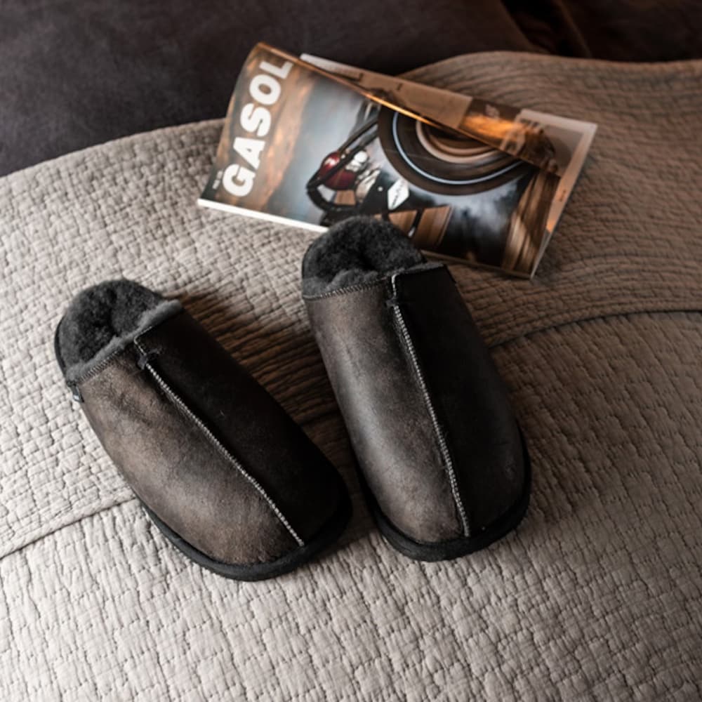 Shepherd Hugo Fårskinnstofflor Matt Svart