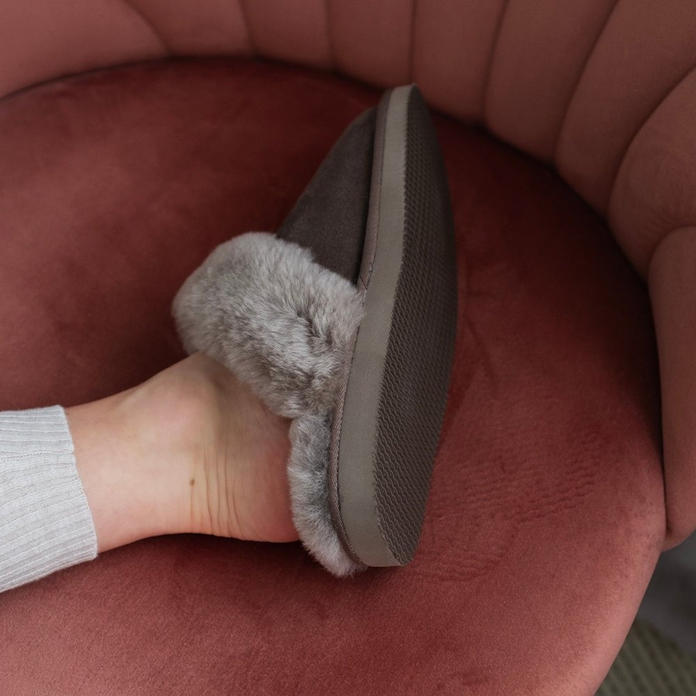 Minfot Fårskinnstofflor Slip-on Duved med sula Stone