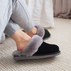 Minfot Fårskinnstofflor Slip-on Duved med sula Svart