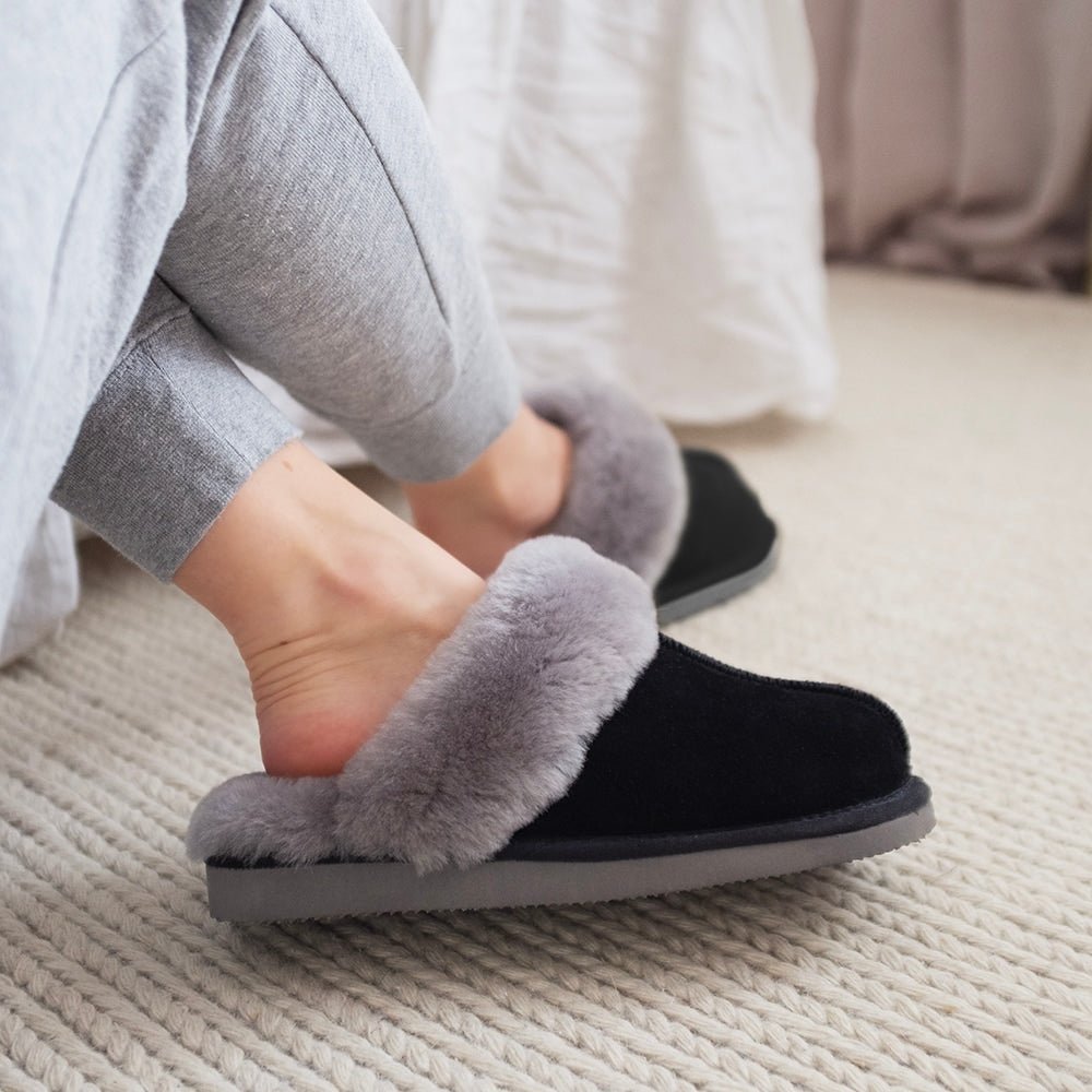 Produktbild 2 - Minfot Fårskinnstofflor Slip-on Duved med sula Svart