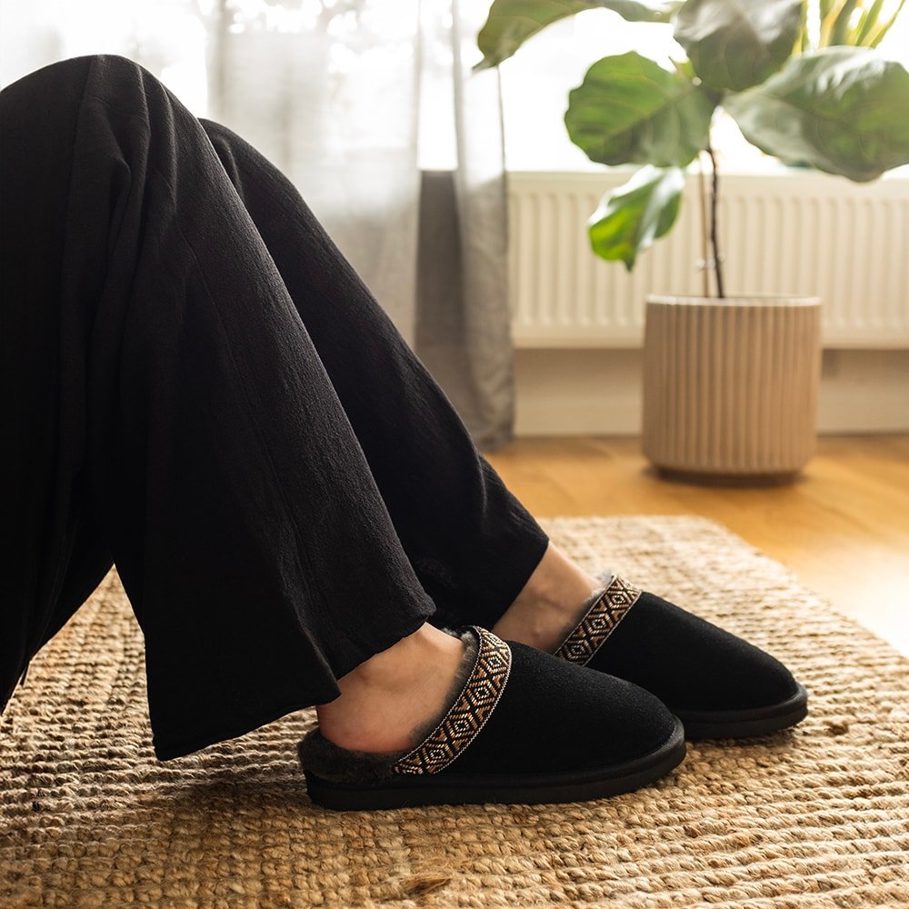 Minfot Fårskinnstofflor Slip-on Myre med sula Svart
