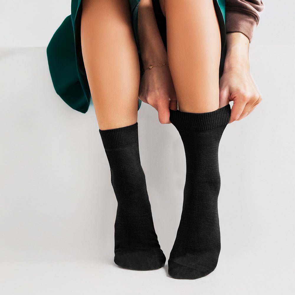 Produktbild 2 - svarta-bambustrumpor-mjuka-minfot-quarter