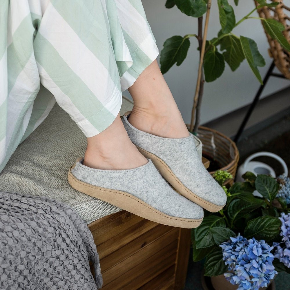 Produktbild 2 - Minfot Ulltofflor Arild Fotbädd Fårskinn Ljusgrå